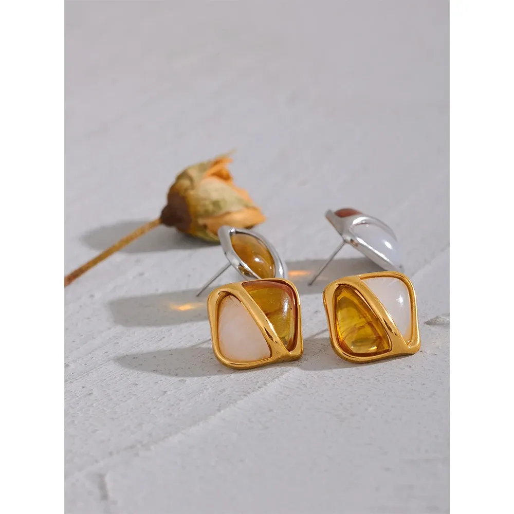 Yhpup Vintage Square Caramel Resin Stud Earrings in PVD Gold Steel