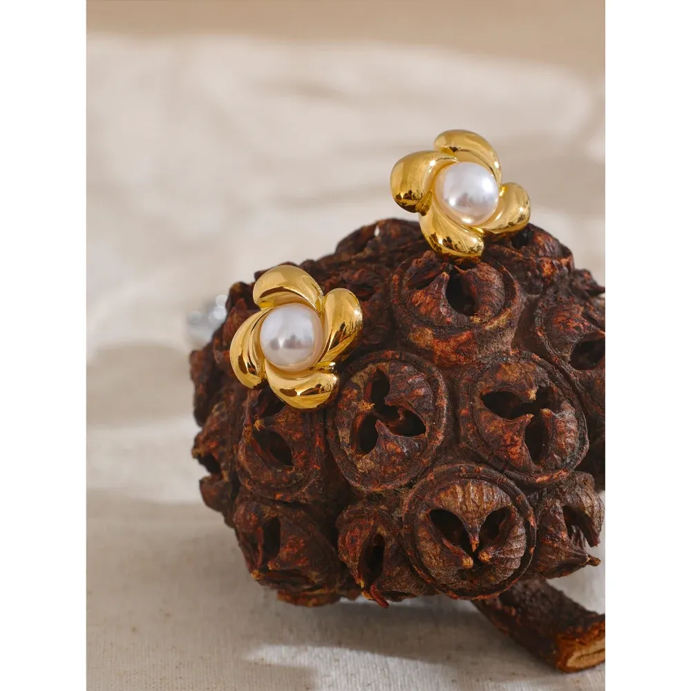 Yhpup Pearl Flower Stud Earrings in PVD Gold Steel